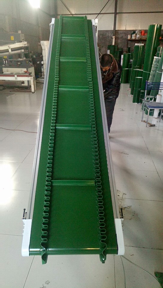 小型绿色裙带挡板带皮带输送机 PVC运输带