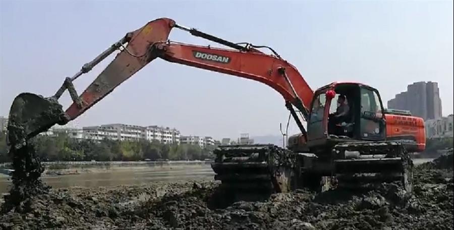 水路两栖挖掘机，可用于工程施工