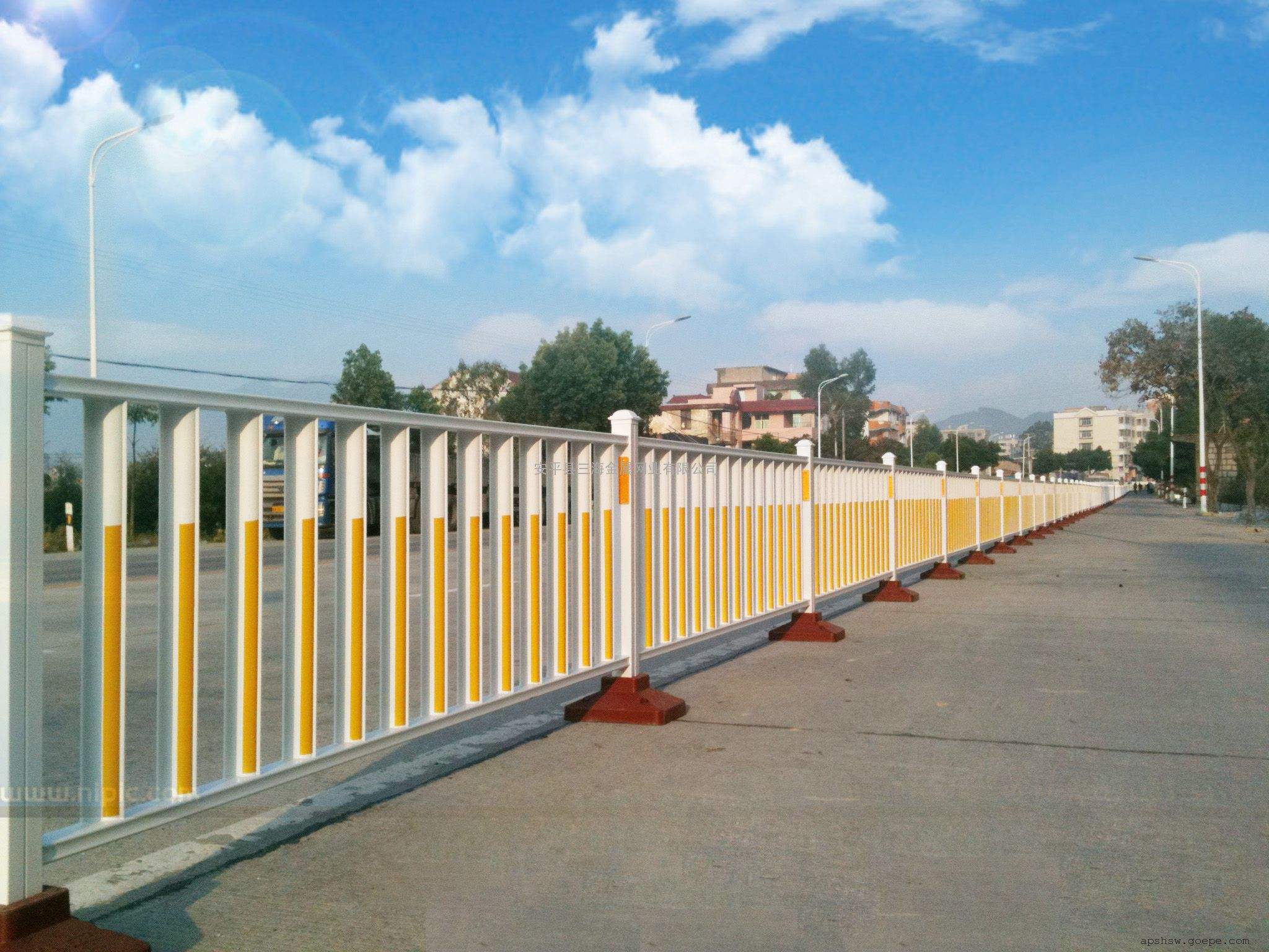 道路机非隔离护栏_道路 隔离护栏价格_人行道隔离护栏生产厂家