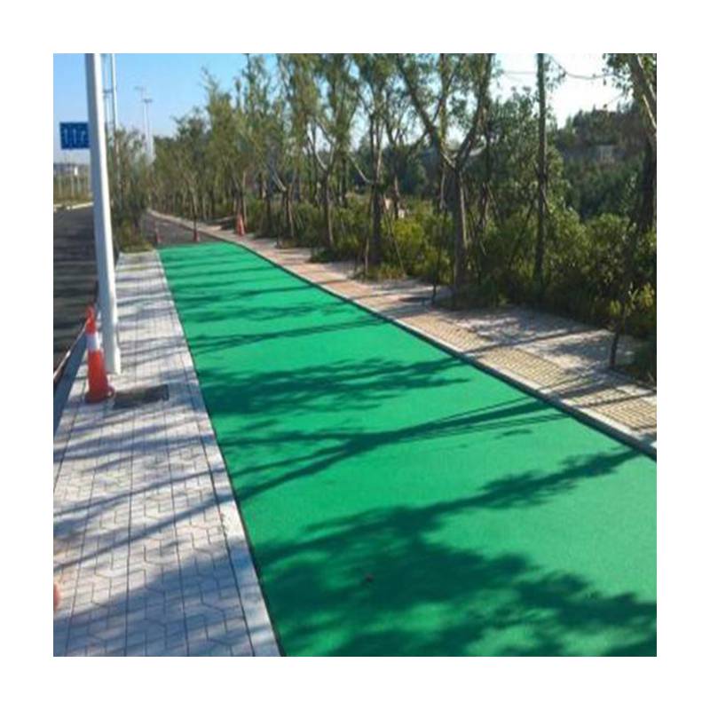 学校跑道绿化两侧沥青路面改色养护，修补施工