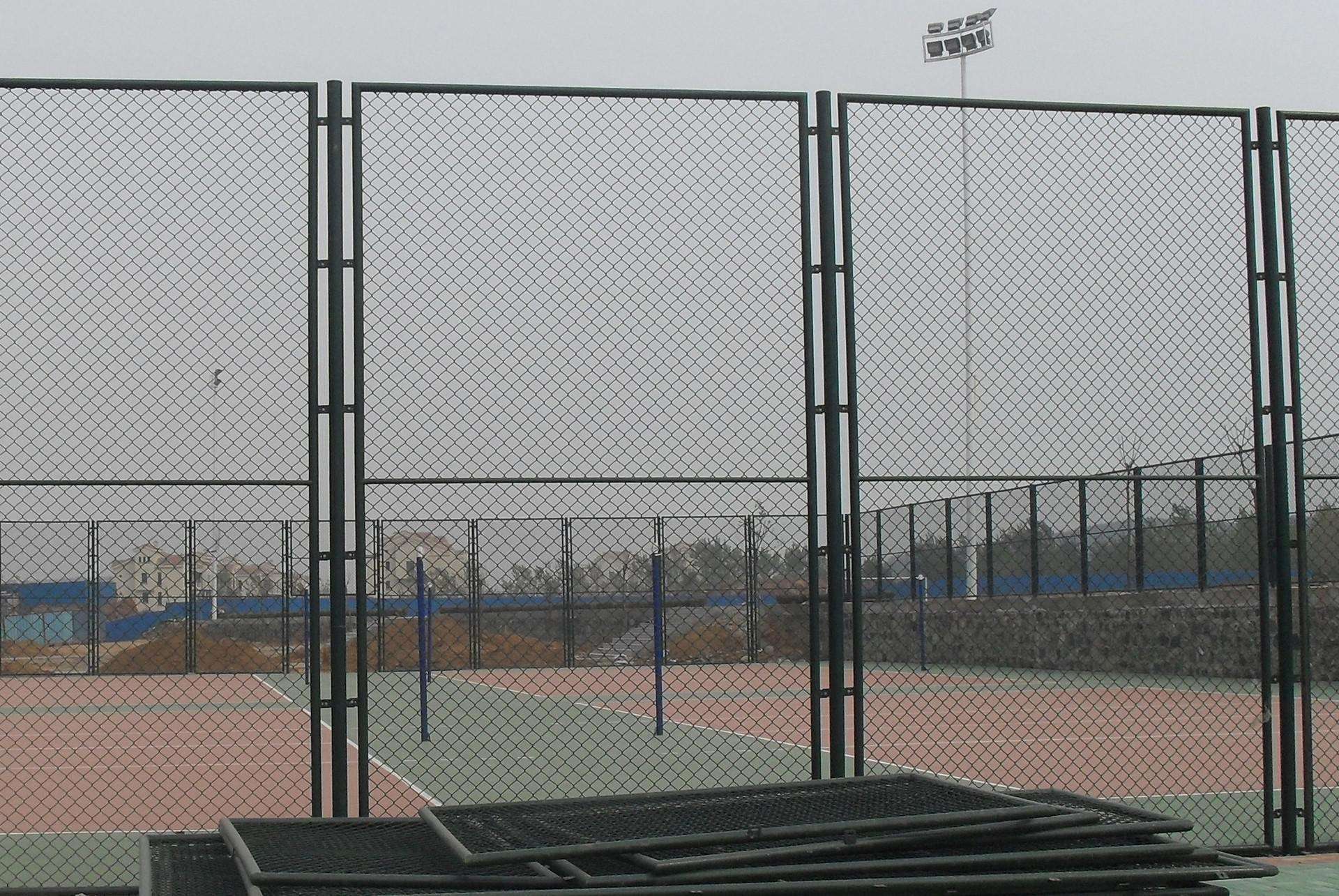 厂家直销、勾花网球场篮球场护栏笼式操场体育场围网