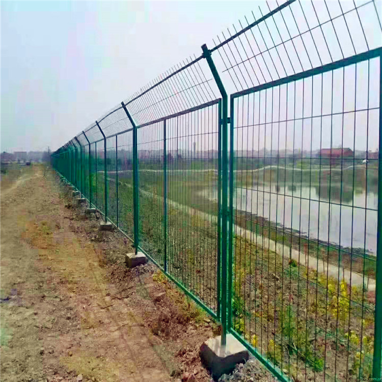 河南有护栏网防护网生产厂家 护栏网围栏价格一米 双边丝护栏网生产安装 边框护栏网成本多少