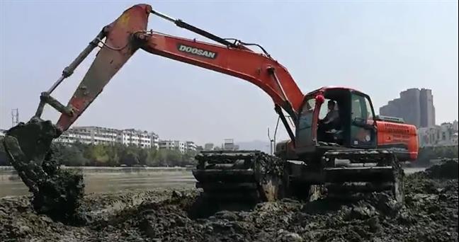 水陆挖掘机出租公司 可承接河道清淤作业