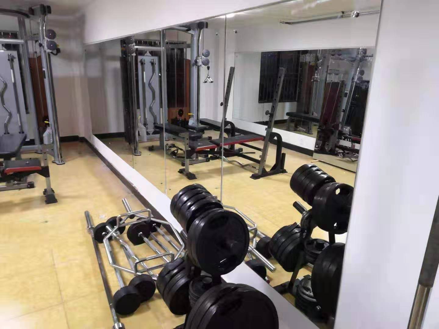在广州如何选择专业健身房健身玻璃镜