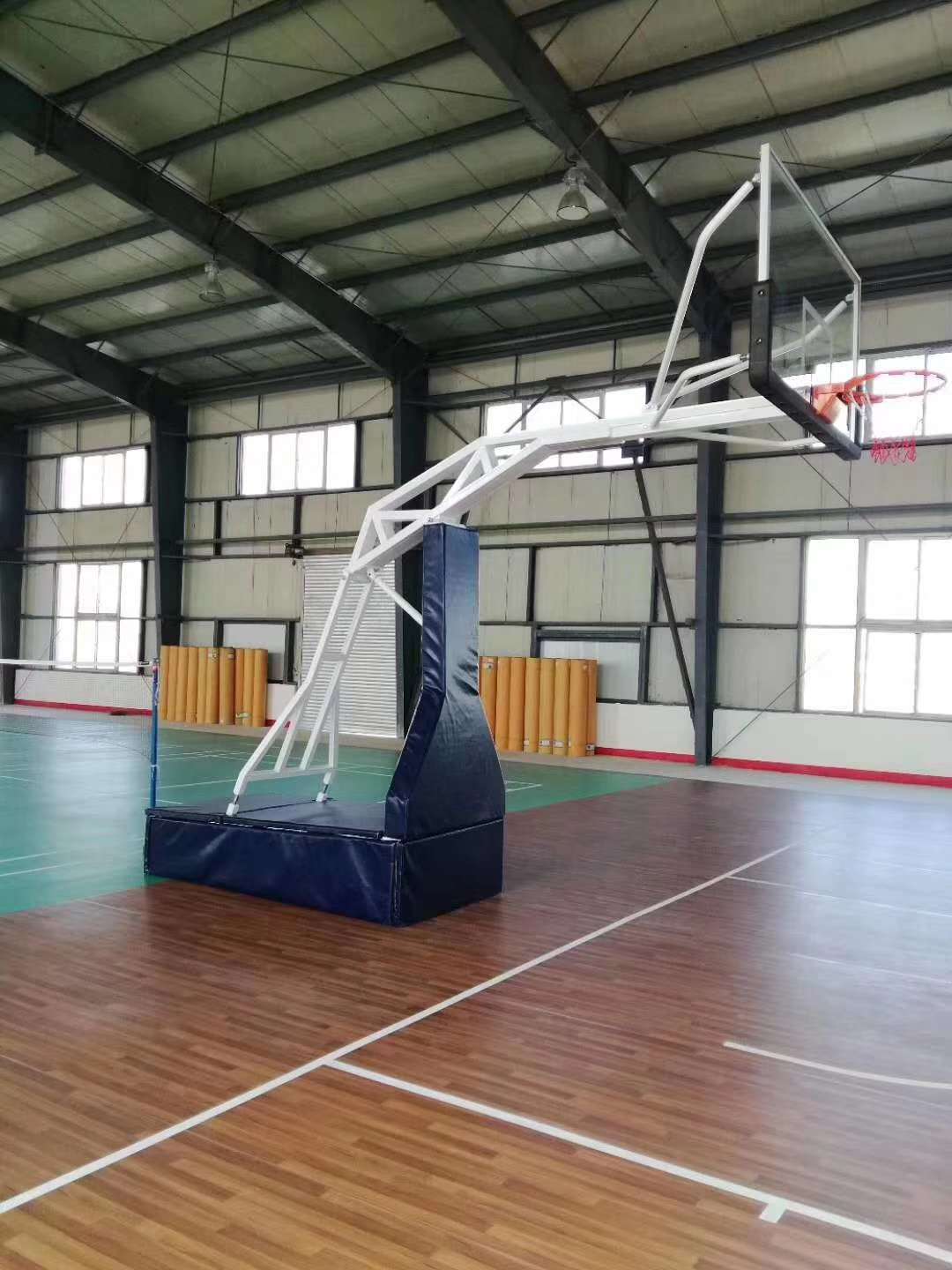 天津客户定做的手动液压篮球架