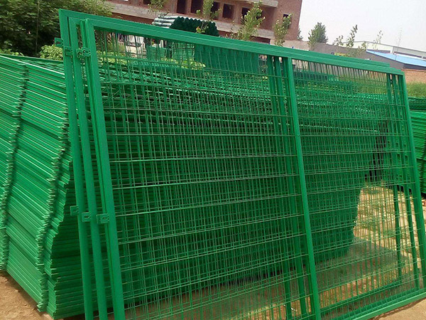 公路铁路护栏网防护网 带扁铁的边框护栏