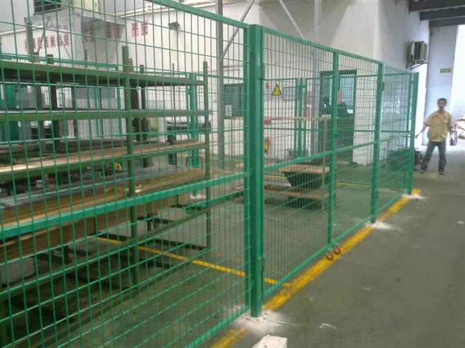 车间隔离网一般可作为工厂车间、厂区围栏、生活区围栏、校园隔离网