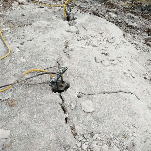 荆州路面拆除石头分解劈石器有什么办法