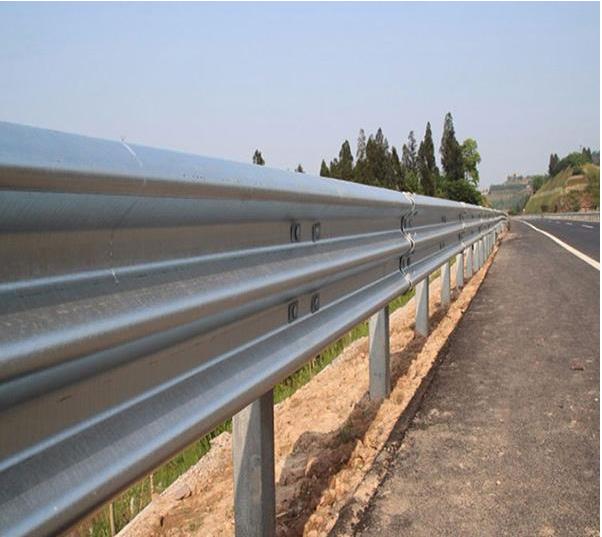 喀什昌吉和田厂家供应道路护栏板 波形护栏板厂家批发波形防撞护栏