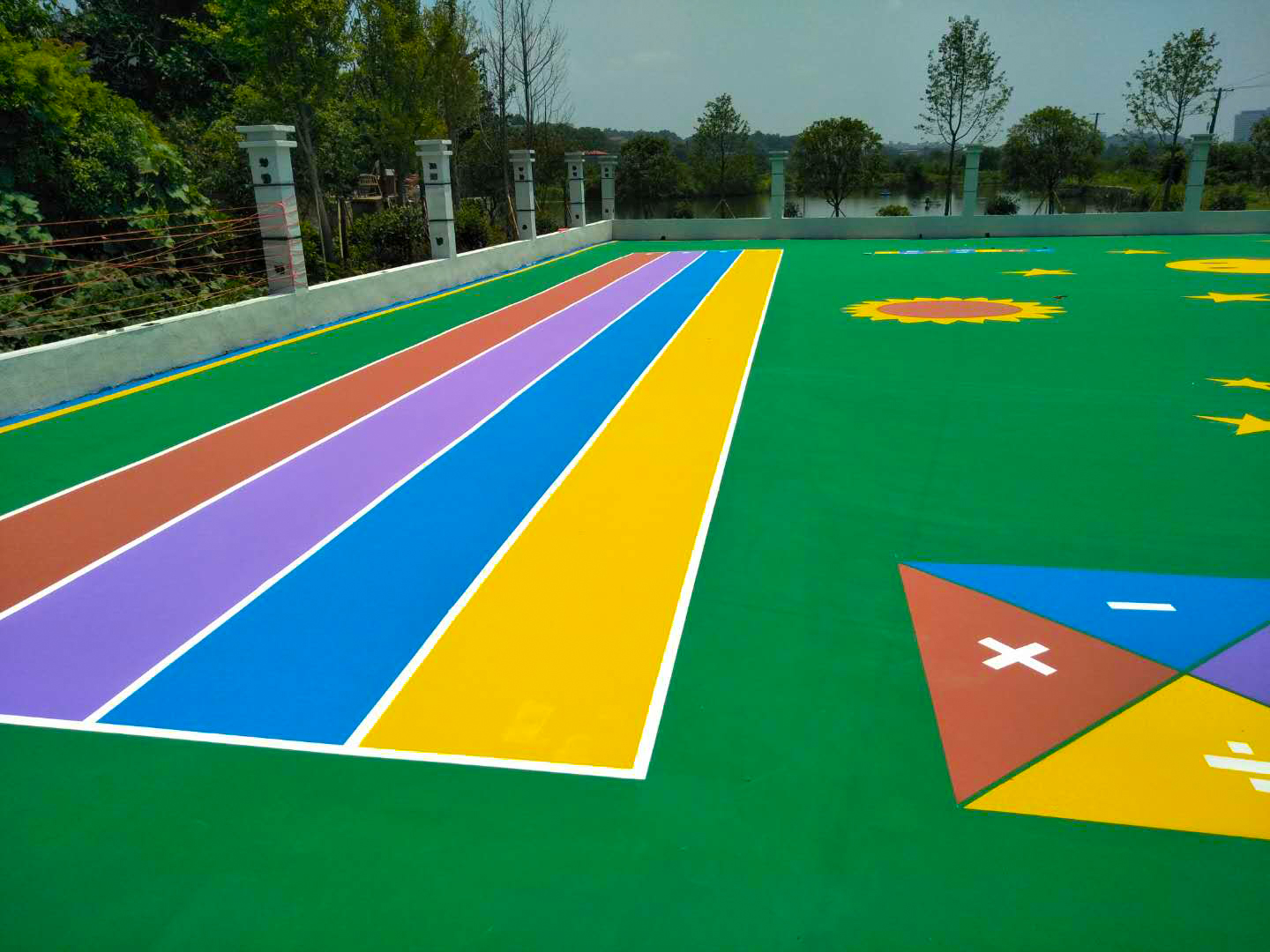 德朝体育生产的学校球场跑道材料面层颜色能否定制