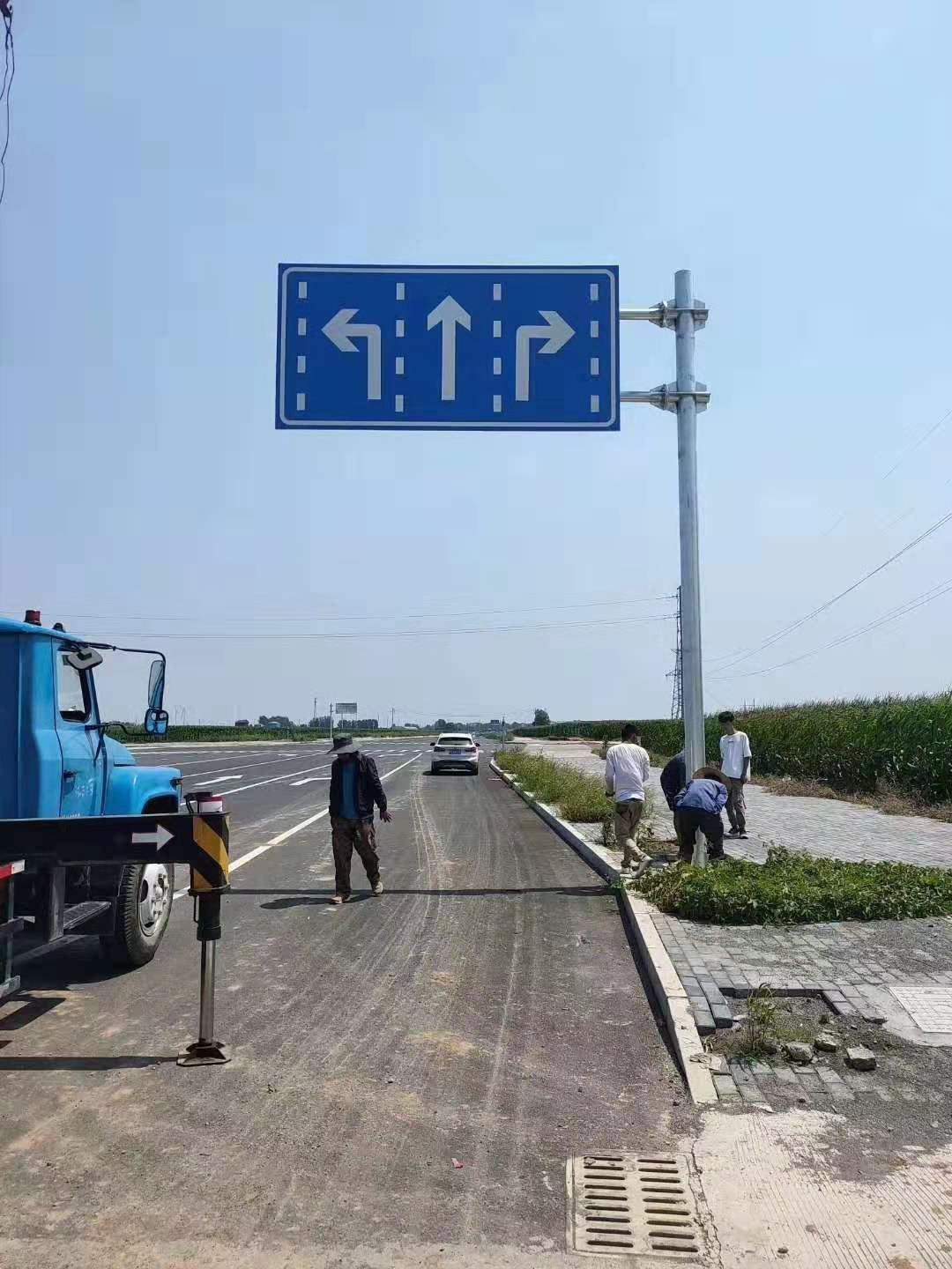 新疆指示牌立杆安装