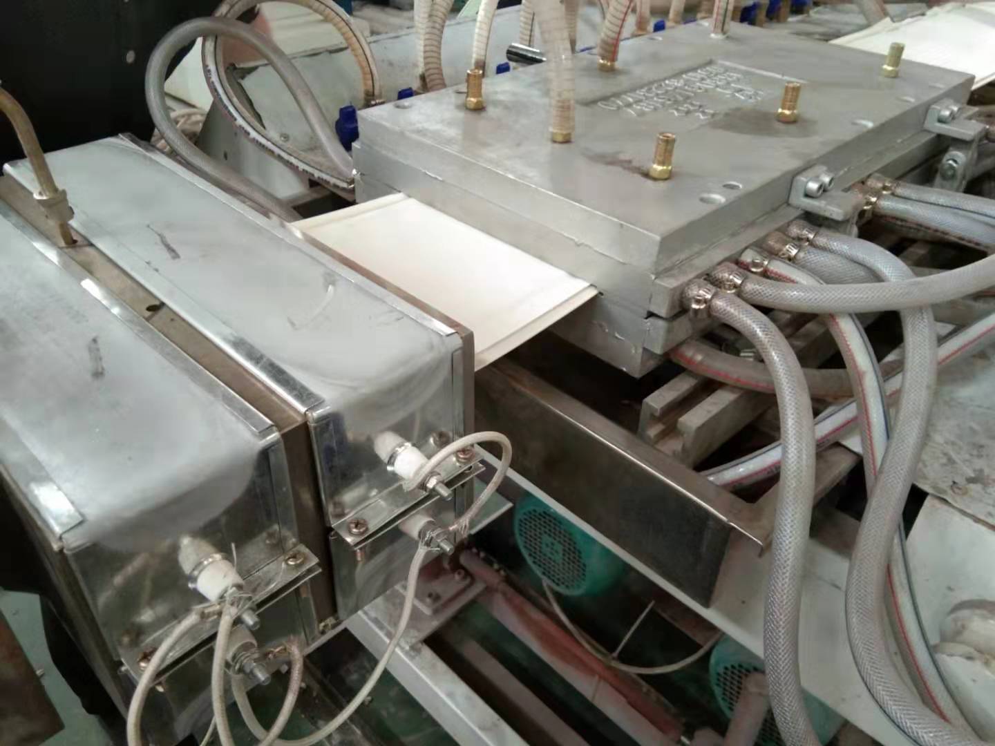 德阳PVC扣板挤出生产线制作