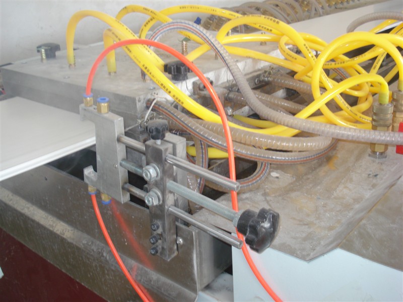 阜阳PVC扣板挤出生产线型号 PVC吊顶扣板机器 精工打造 质量有保证