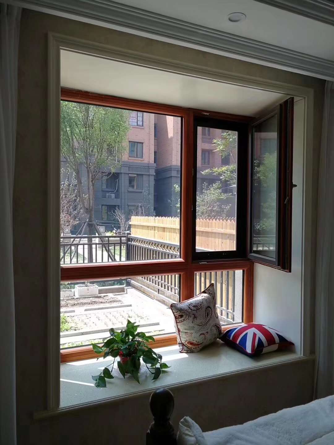 青岛飘窗铝包木窗设计