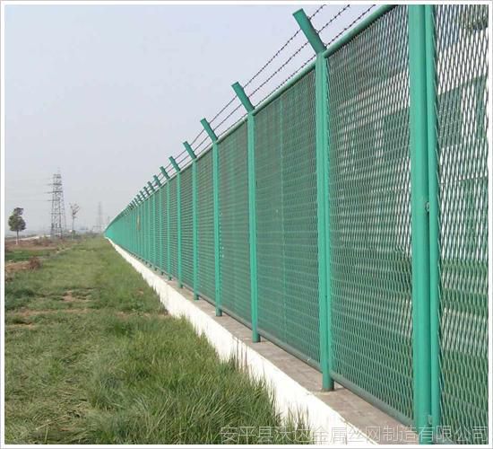沃达**厂区围墙钢板护网 菱形防护网 钢丝网围栏