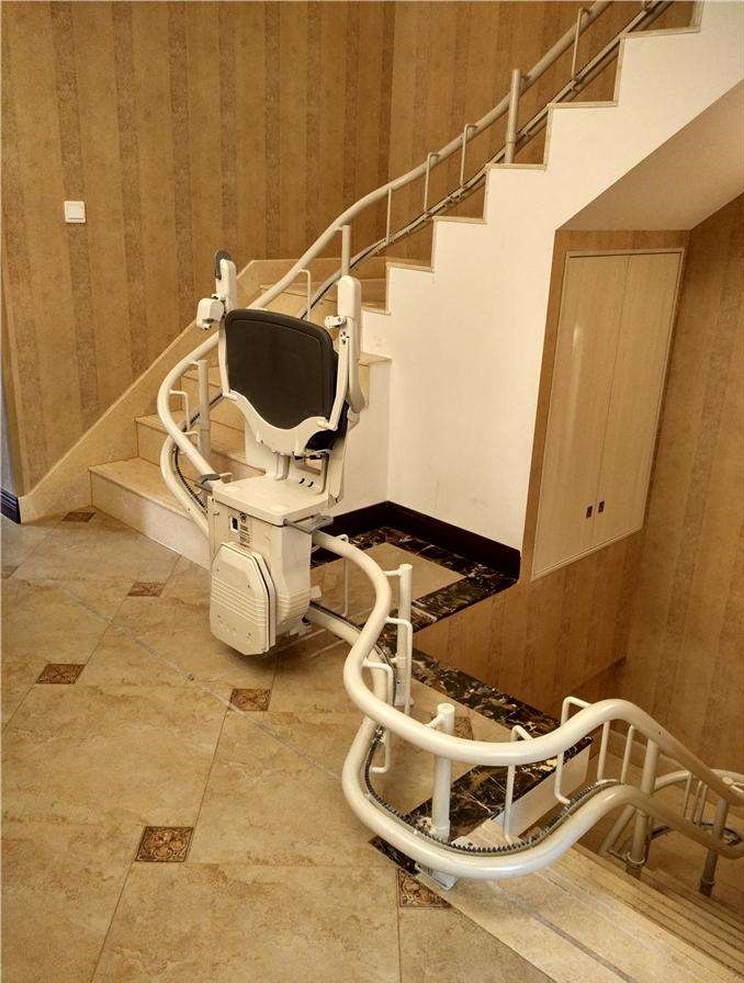 曲线型座椅电梯-解决老年人上下楼问题