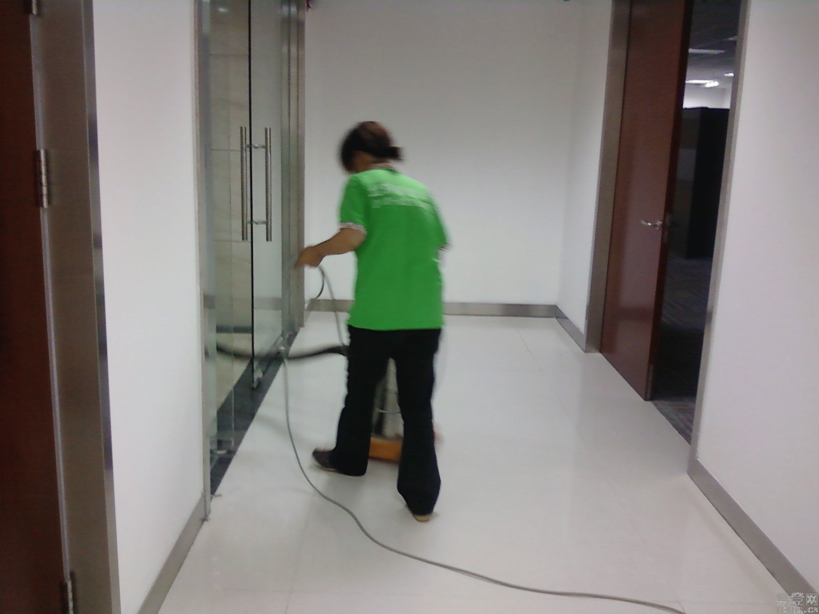郑州保洁公司专业商场保洁托管，地毯清洗服务