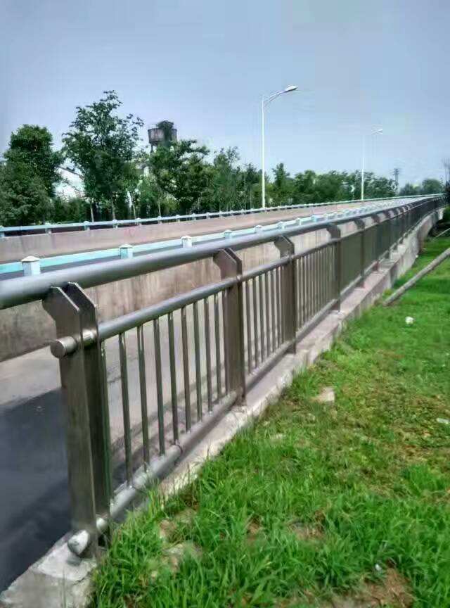 桥梁护栏河道护栏防撞隔离栏杆不锈钢复合管护栏跨海大桥护栏