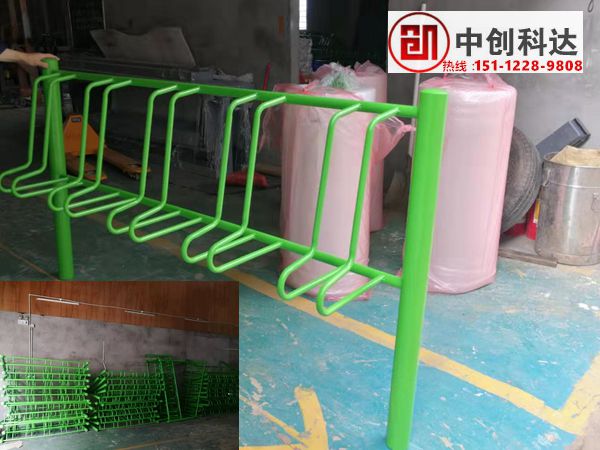 一大批绿色立体式自行车停车架出现在深圳街道