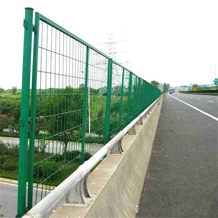 厂区生产高速公路护栏/高速公路护栏网价格/高速防眩网/高速公路边护栏网/高速公路隔离栅安装方法