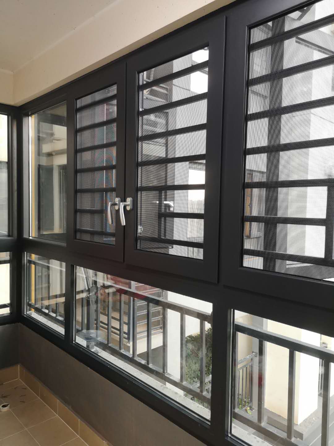 南宁铝合金封阳台窗，南宁铝合金门窗定制，推拉窗，平开窗，华轩建材