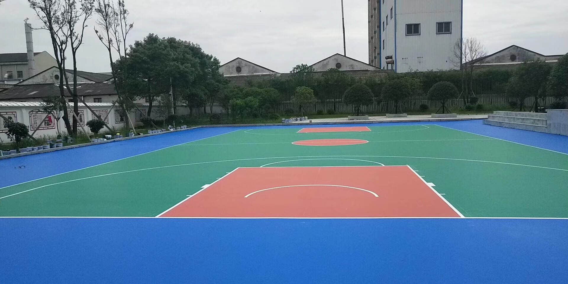 一个篮球场地面漆价格 晖航学校操场地坪漆 做水泥篮球场要价格