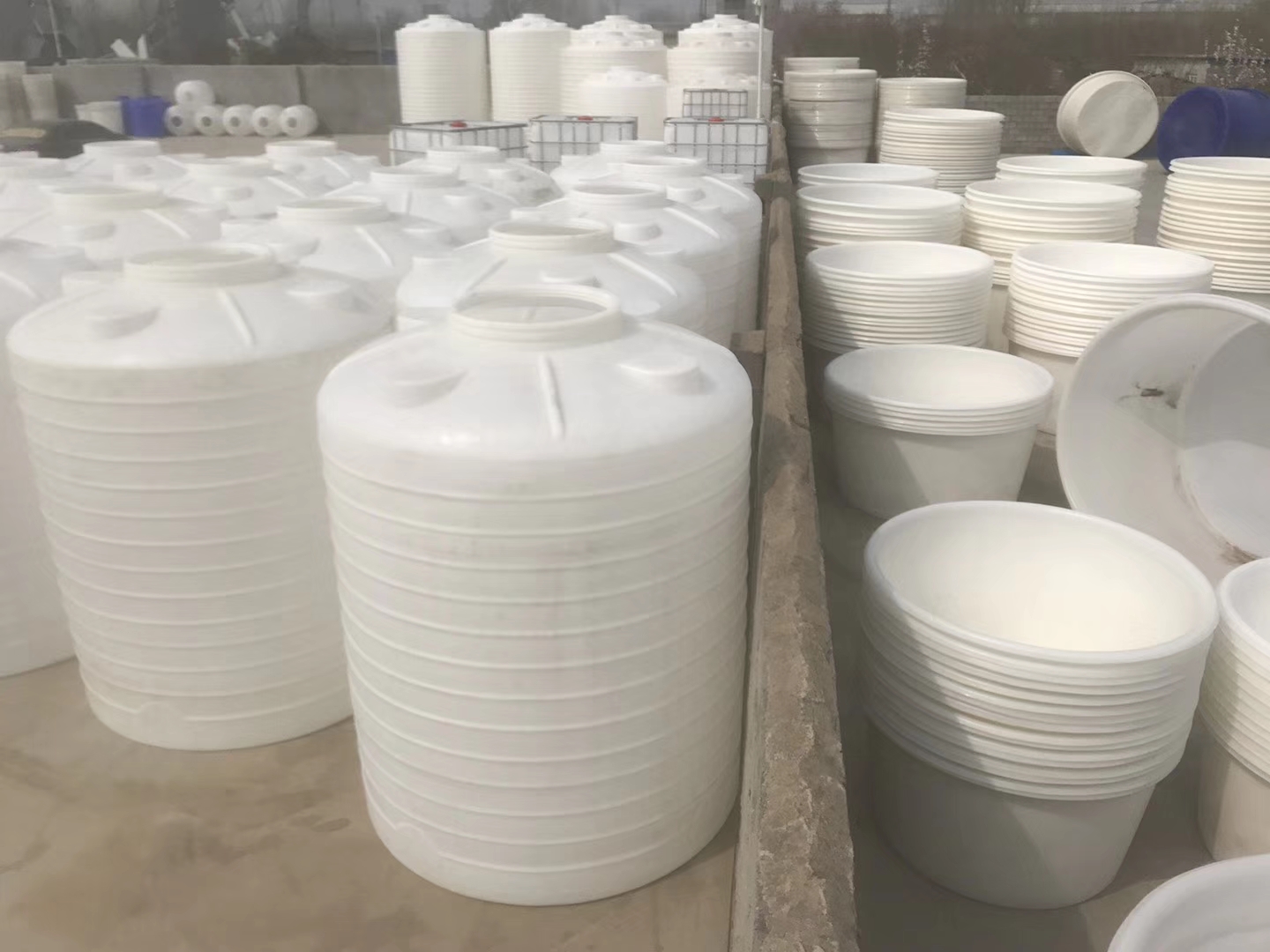 3吨塑料桶PE立式储罐大型白色室外储存罐厂家直销