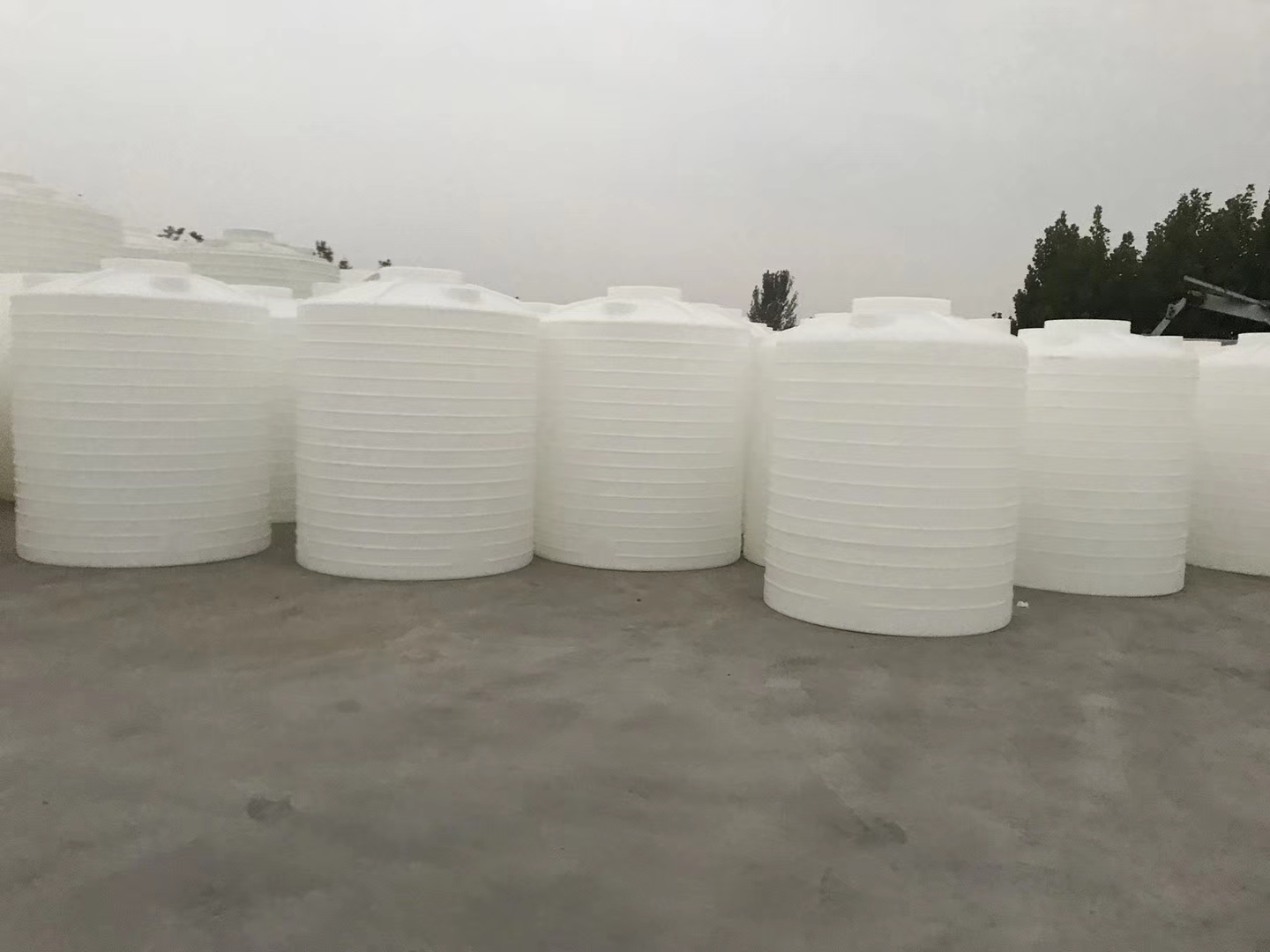 厂家直销1吨塑料桶雨水收集储罐4立方环保塑料水箱价格图