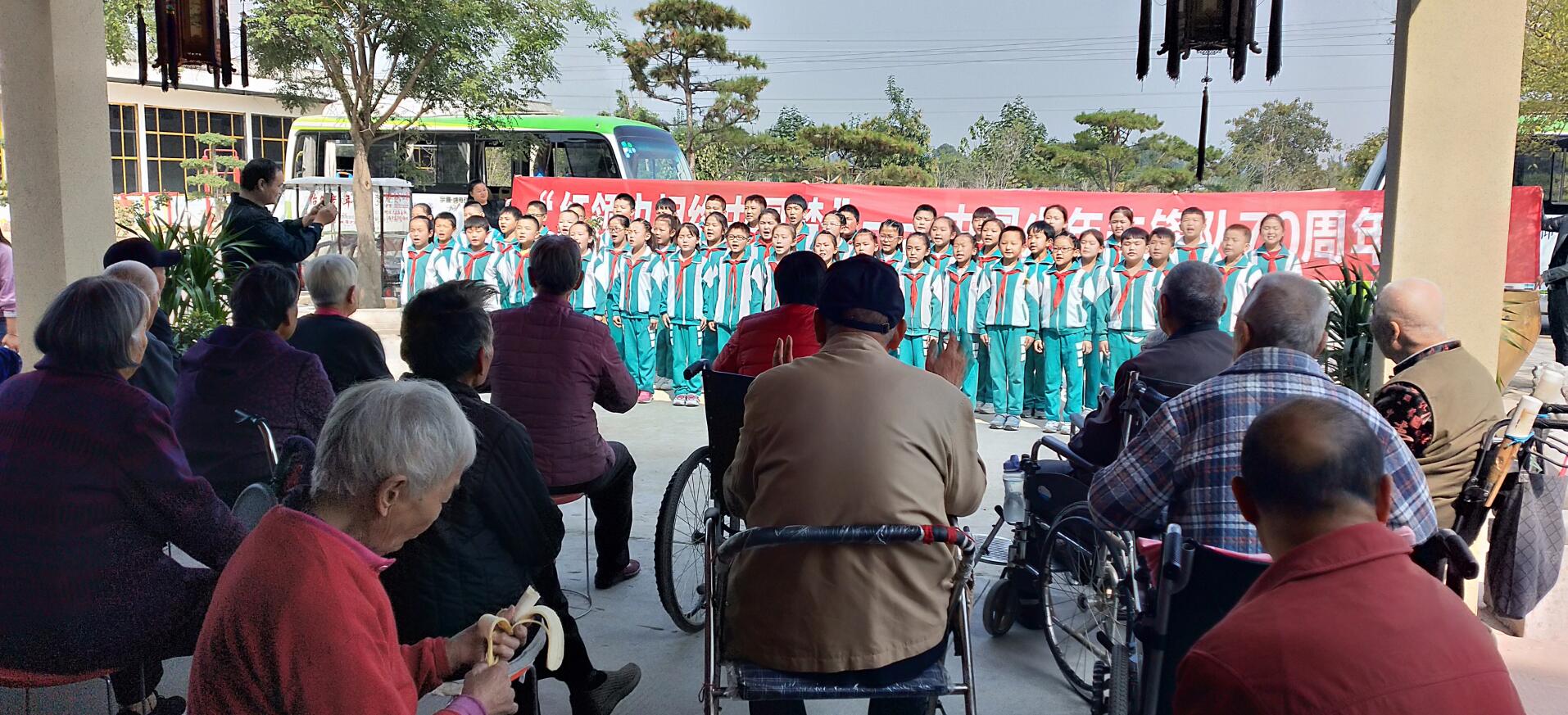 红领巾相约中国梦中国少年成员队70周年活动到濮阳怡然老年公寓