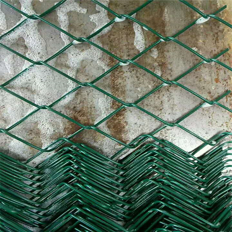 PVC涂塑球场围网 运动场勾花网护栏双虎厂家现货供应