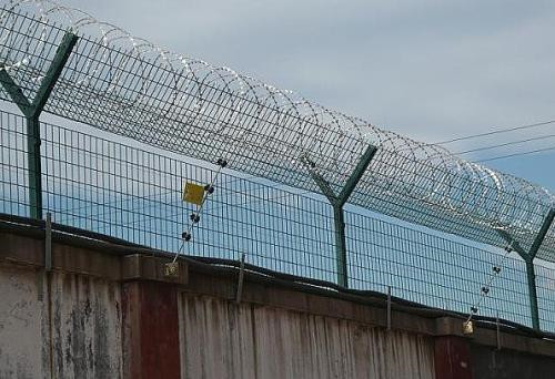 监狱围墙铁丝网 监狱围墙刀刺网 监狱外墙围网