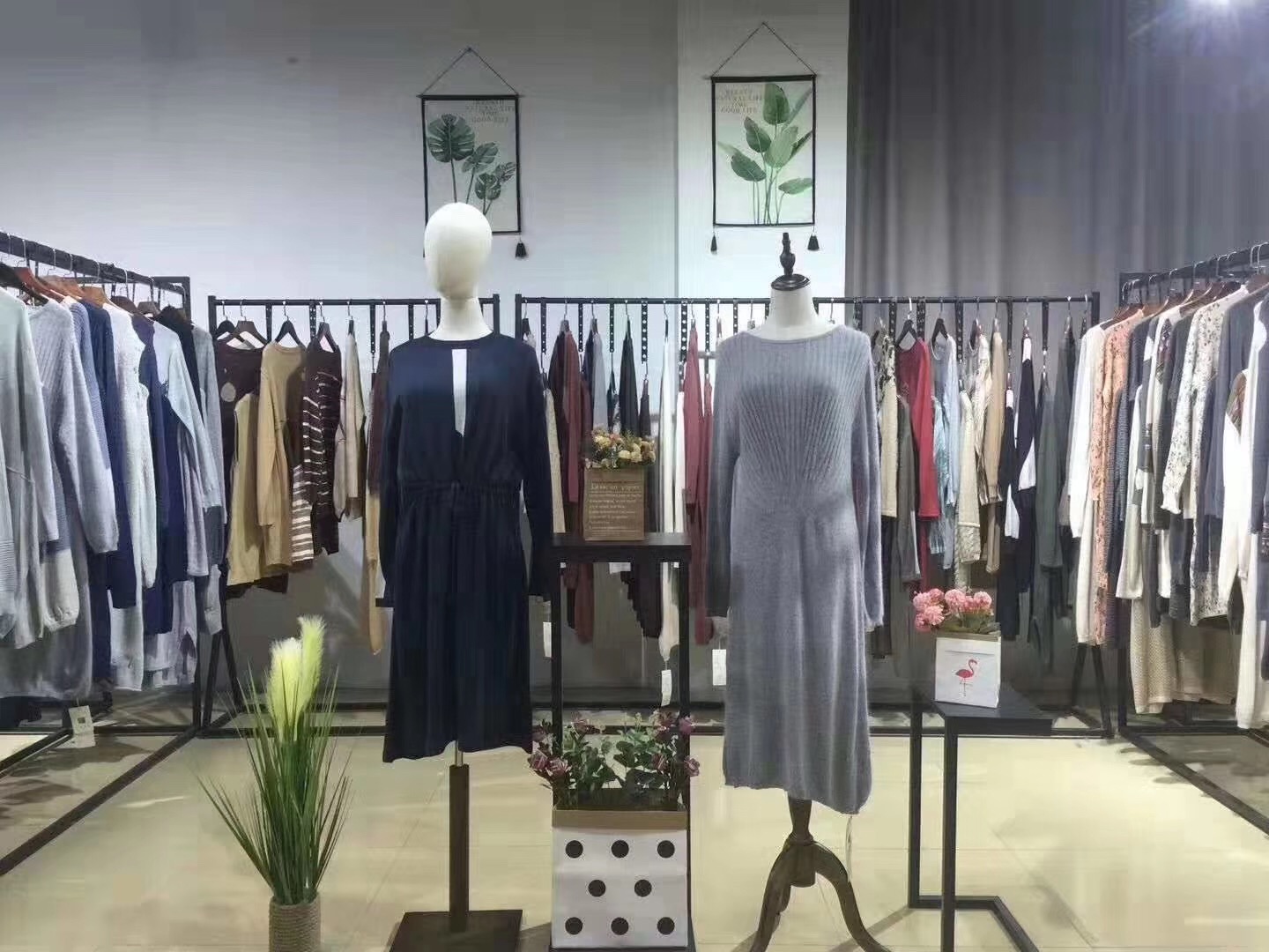 安徽芜湖县女装品牌店装修效果图支持现场看货打包