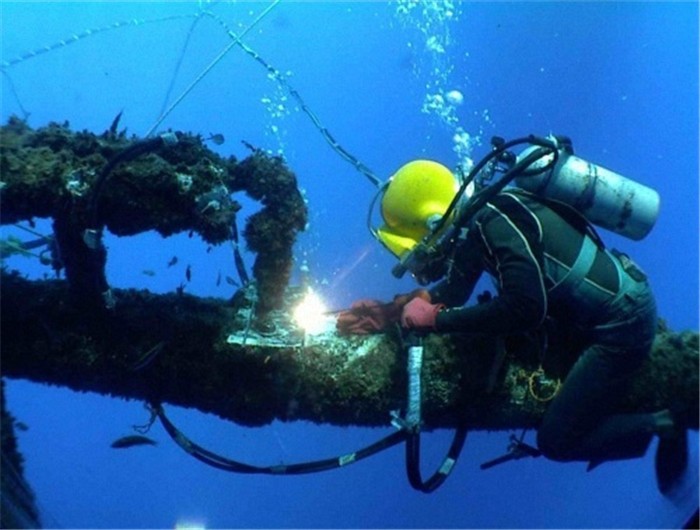 我们是一家专业的水下作业公司,水下打捞公司,水下打捞队,打捞公司