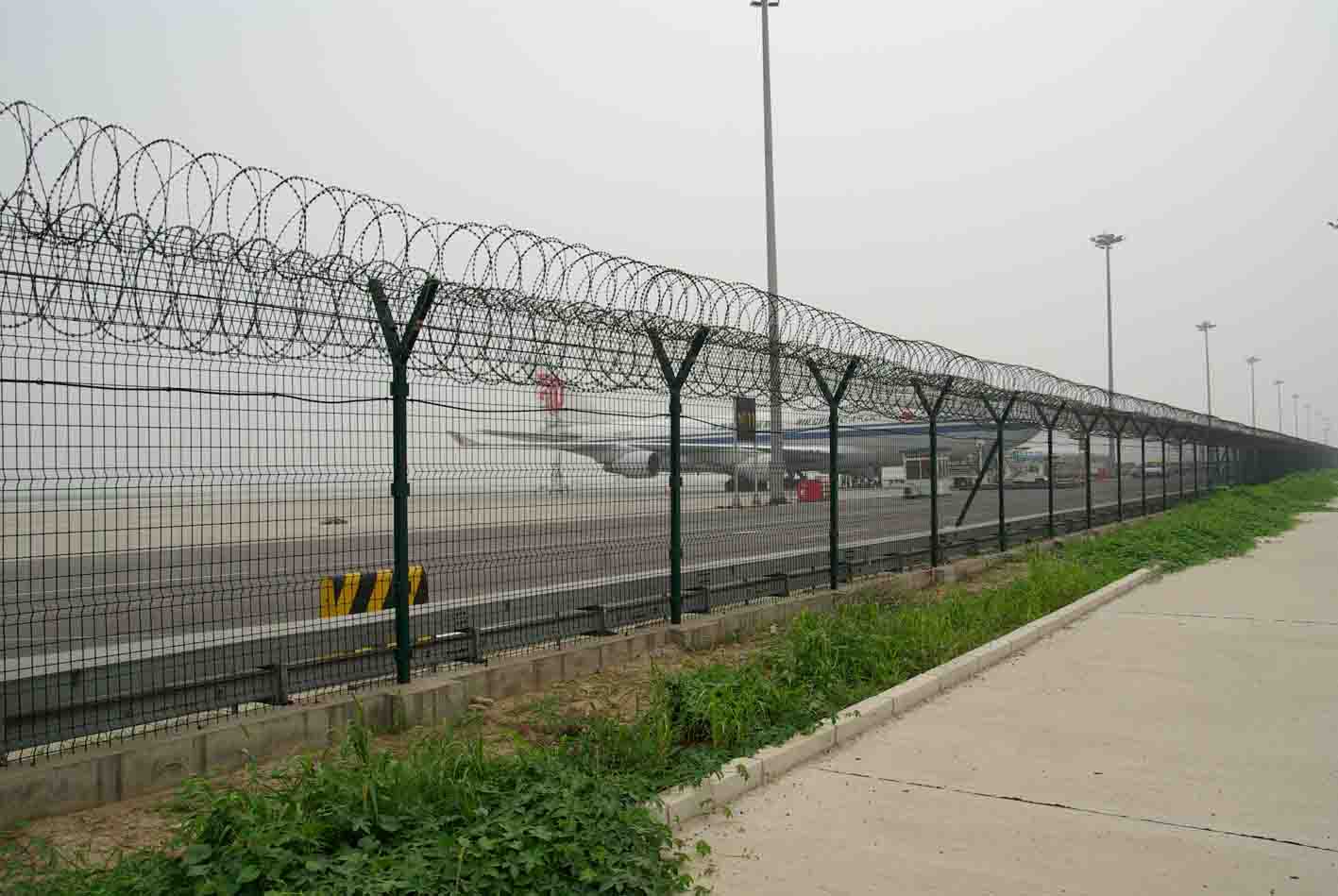 厂家供应机场隔离栅 场区安全防护网 欢迎来电咨询