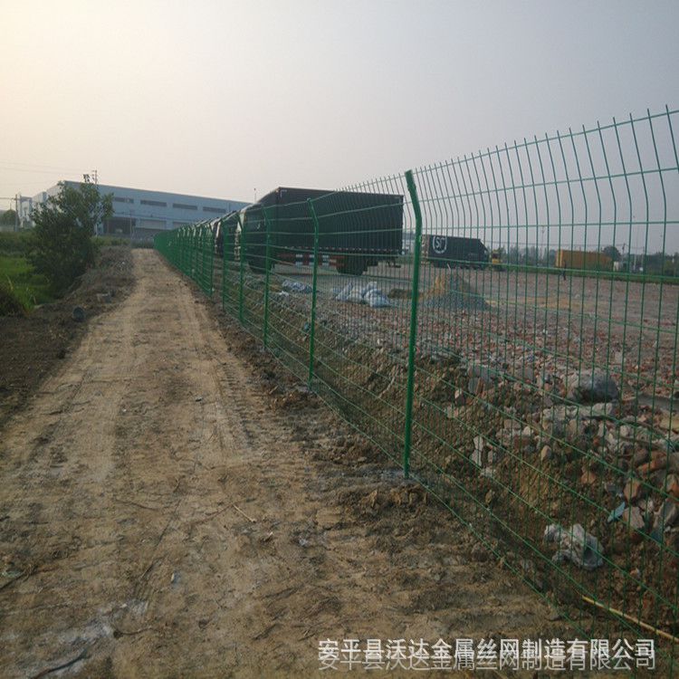 产地供应钢丝网隔离栏 隔离网墙 场地隔离栅围墙网