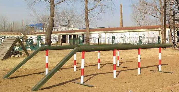 北京移动式400米障碍器材 400米障碍器械 移动地桩网