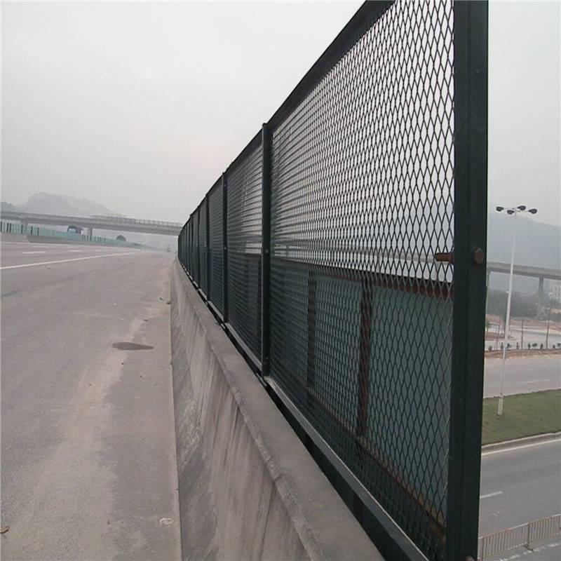 桥梁防护网 钢板网隔离栅 球场围栏网