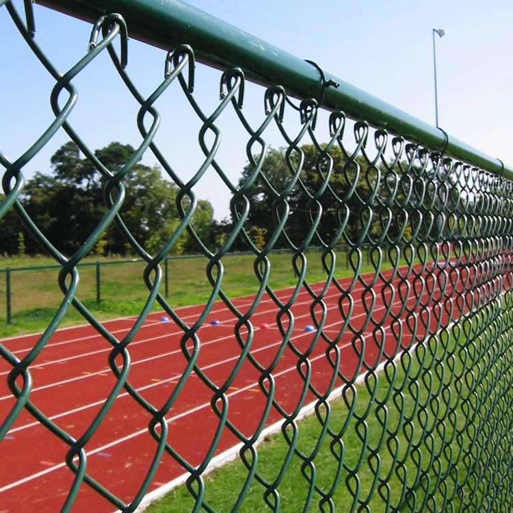 厂家现货运动场球场围网 体育场护栏网 包塑勾花镀锌丝围栏网