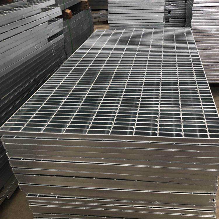 异型钢格栅板定做 化工厂镀锌踏步板 麻花钢焊接网格板