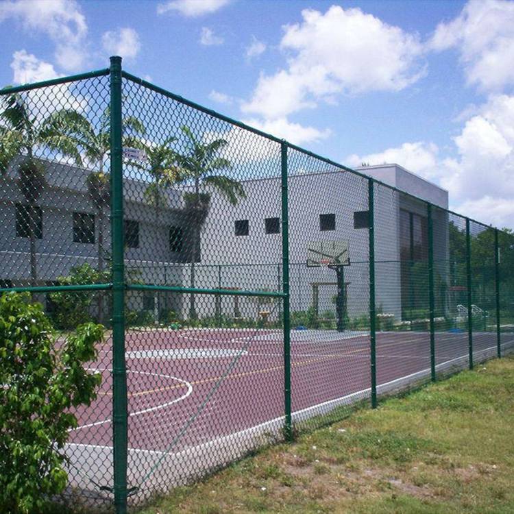 体育场篮足球场围网 包塑勾花运动场防护网 学校操场护栏网