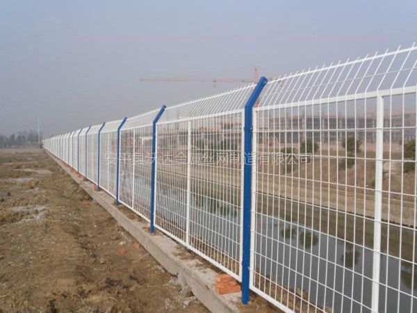 河北沃达工厂折弯护栏网 浸塑护栏网 绿色铁丝网
