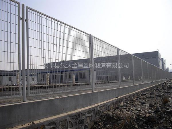 供应沃达厂区倾斜30°防攀爬框架护栏小区框架护栏网 工厂围栏
