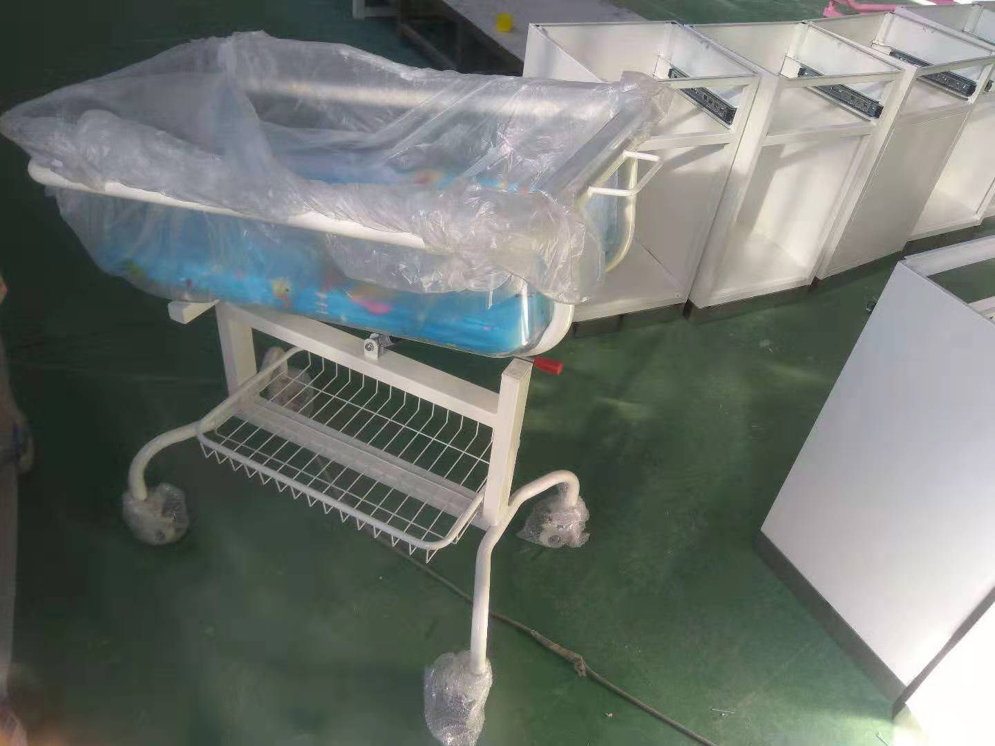 合肥医用婴儿车规格 医用婴儿推车床