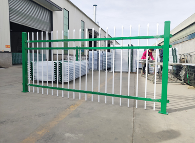 武汉隆佳锌钢护栏厂家直销 绿白色1.8米高三横梁锌钢栏杆批发