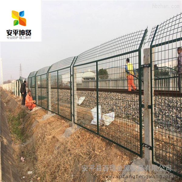 供应铁路桥下护栏网 浸塑防护栅栏 框架护栏网厂家
