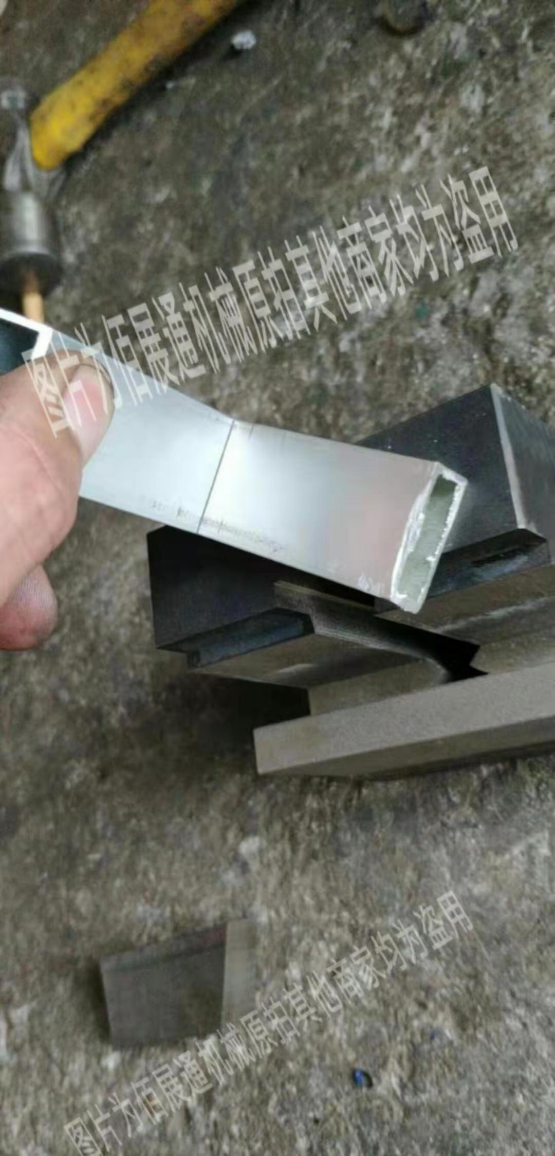 扶手冲孔模具效果图