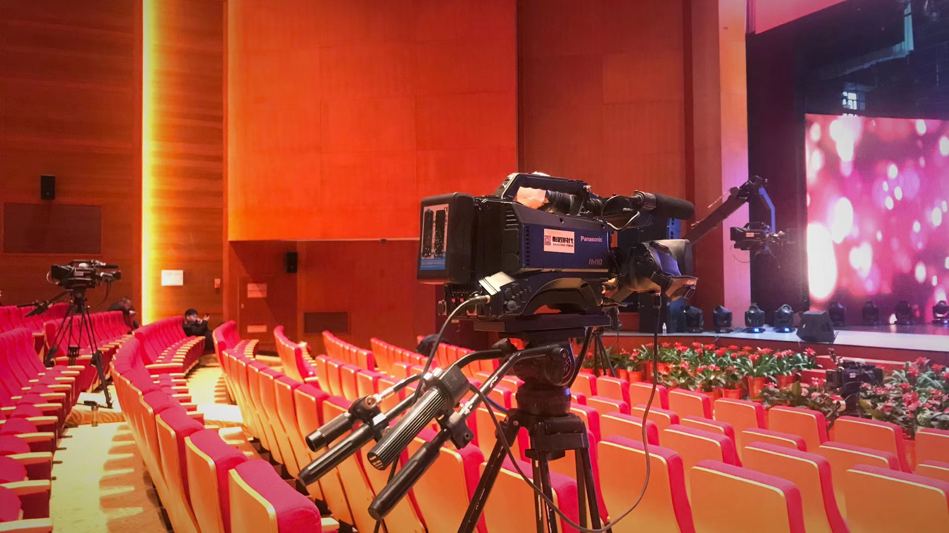 大型会议拍摄，4k高清摄像机，摇臂摄像