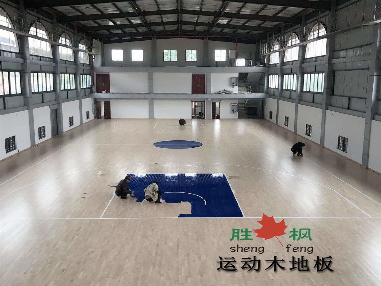青岛柞木篮球馆体育木地板报价