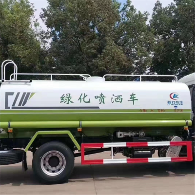 东风天锦8吨洒水车 公路上洒水车洒水视频