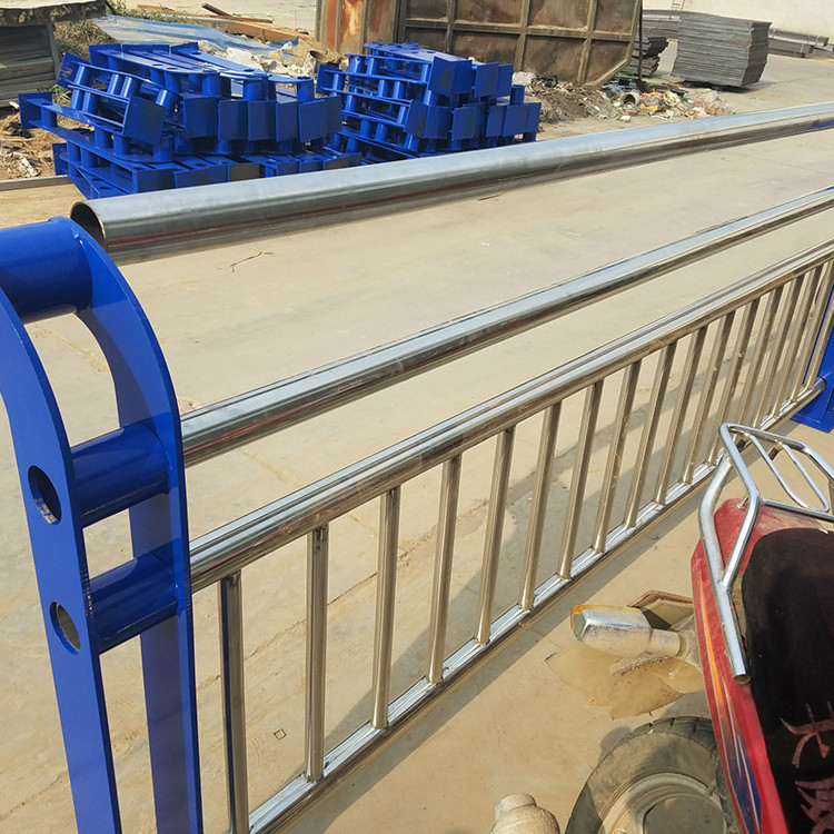 桥梁新款镀锌钢板护栏立柱不锈钢复合管景观灯光栏杆Q235防撞立柱